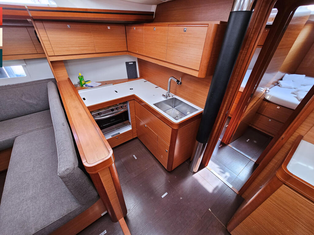 Sailing yacht 