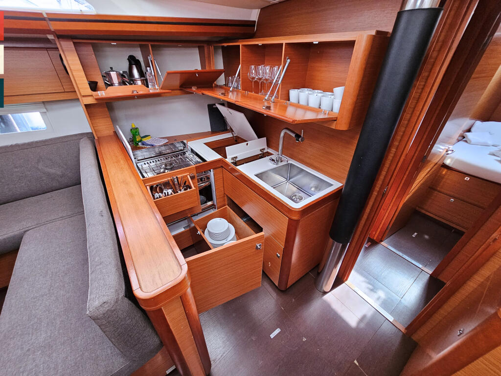 Sailing yacht 