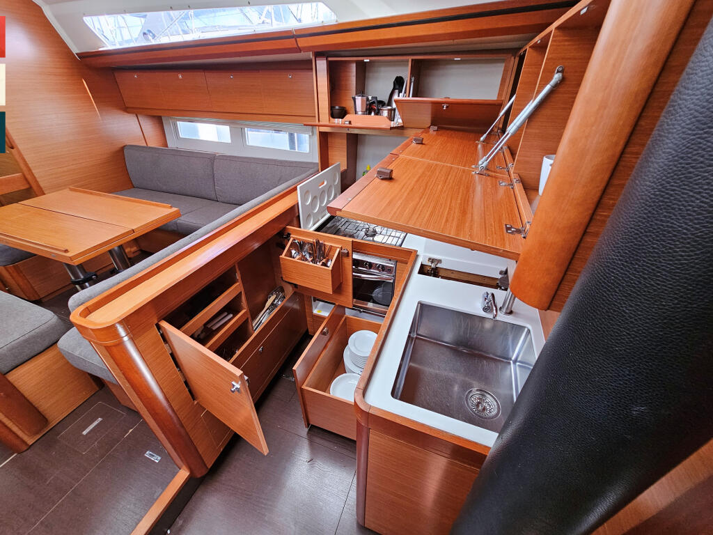 Sailing yacht 