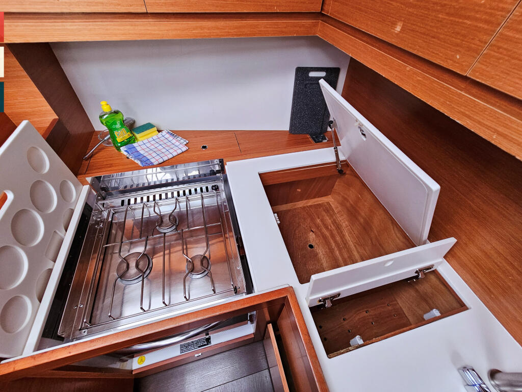 Sailing yacht 