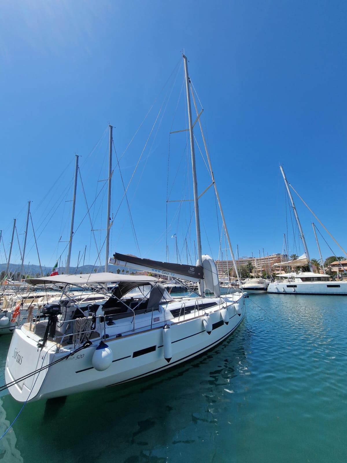 Sailing yacht 