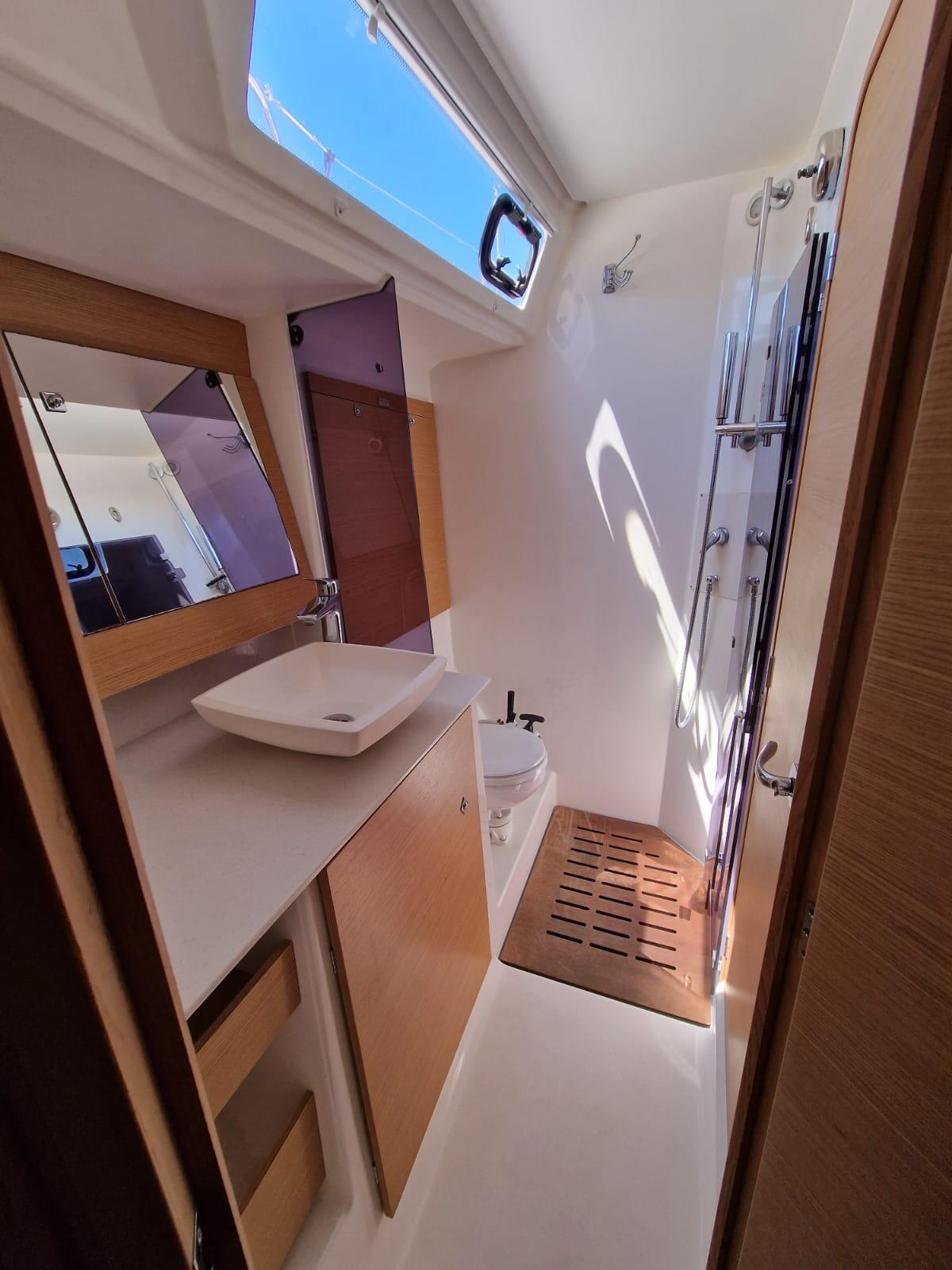 Sailing yacht 