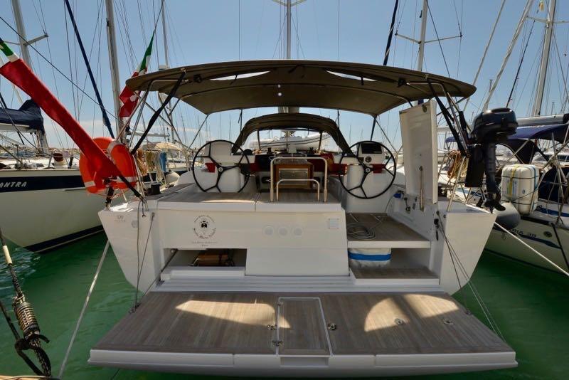 Sailing yacht 