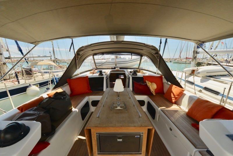 Sailing yacht 