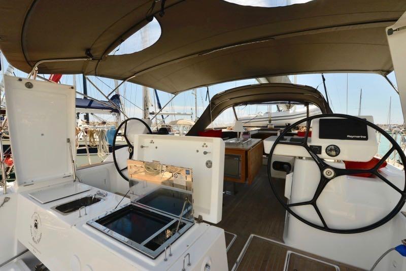 Sailing yacht 