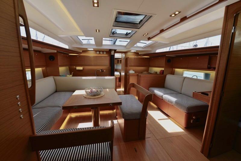 Sailing yacht 