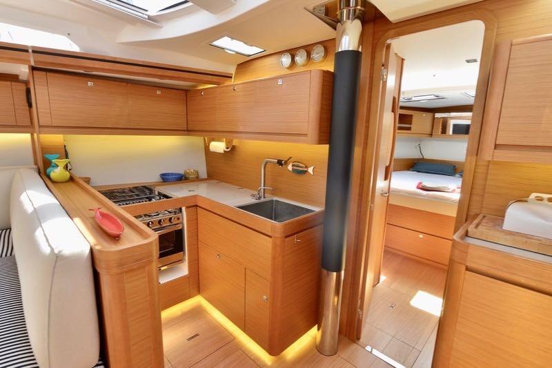 Sailing yacht 