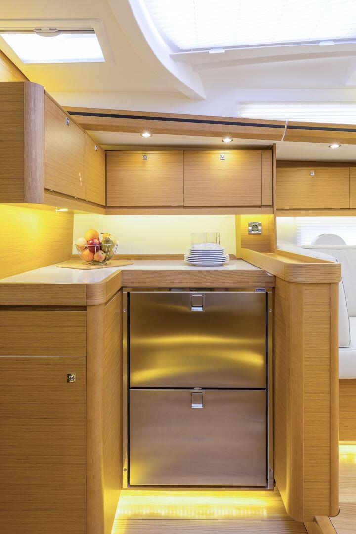 Sailing yacht 