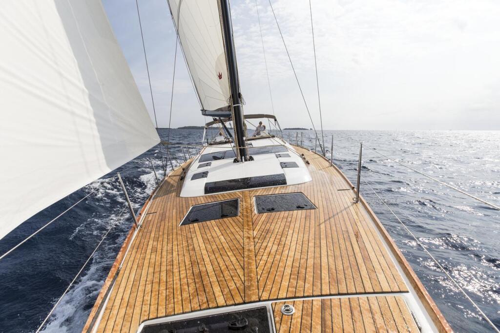 Sailing yacht 