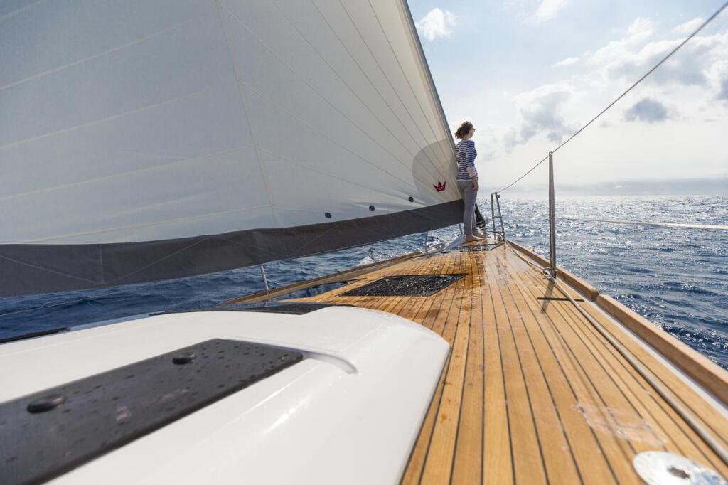 Sailing yacht 