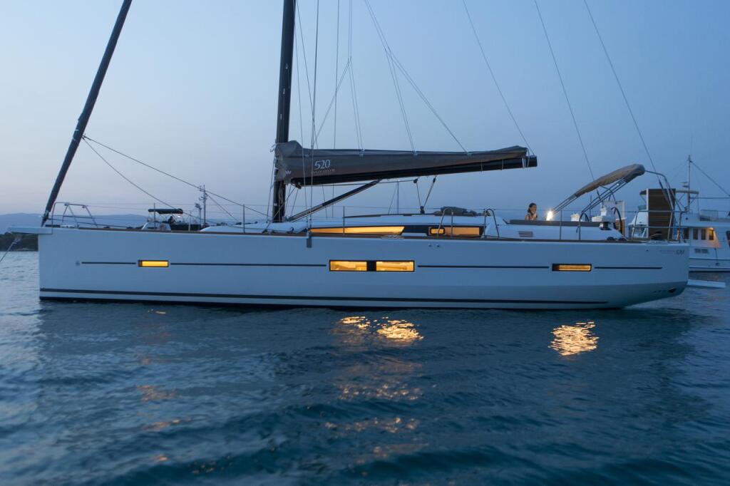 Sailing yacht 