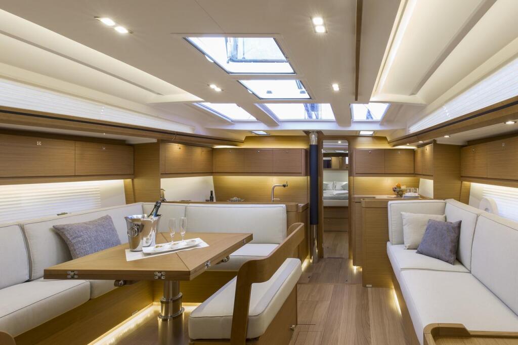 Sailing yacht 