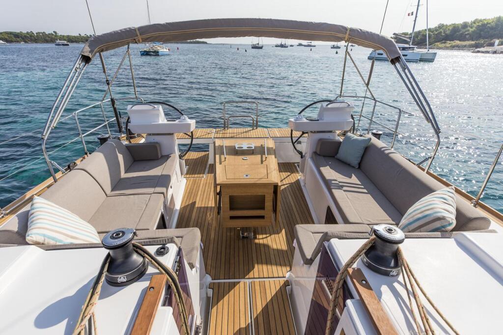 Sailing yacht 