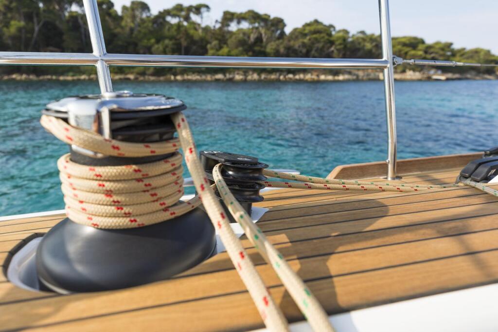 Sailing yacht 