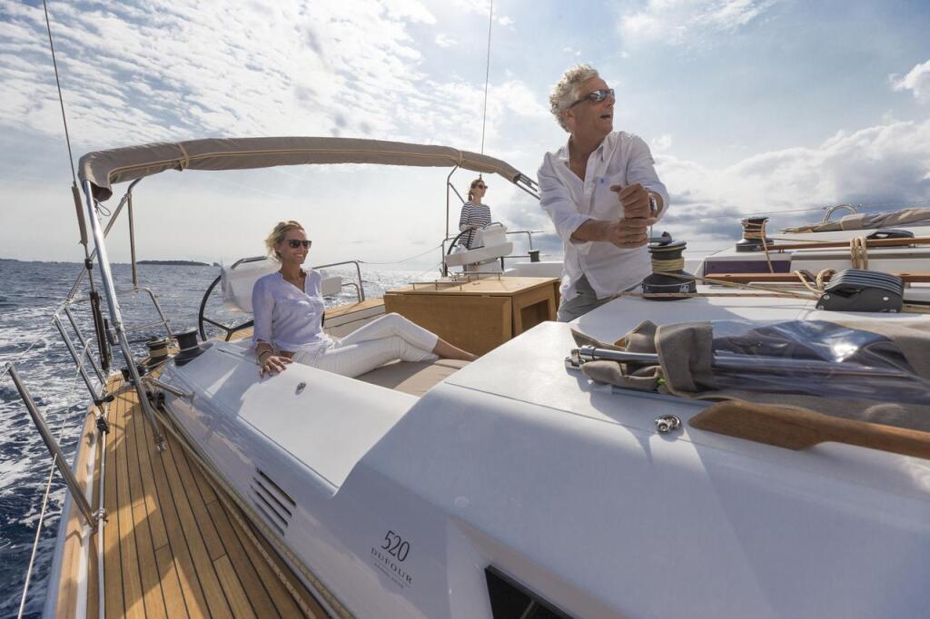 Sailing yacht 