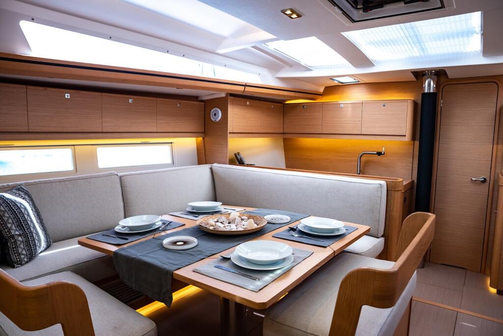 Sailing yacht 