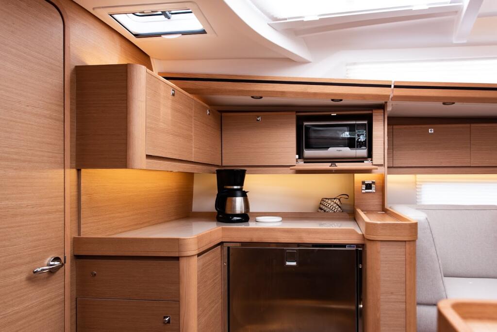 Sailing yacht 