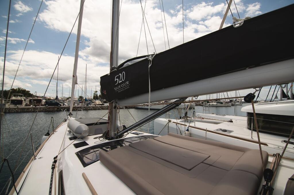 Sailing yacht 
