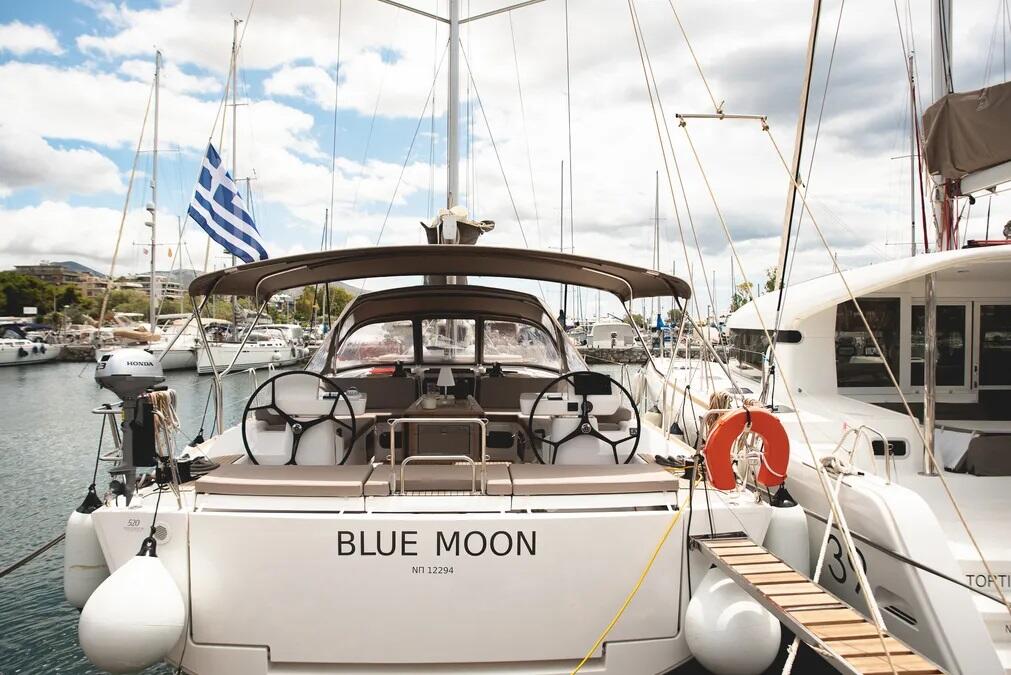 Sailing yacht 