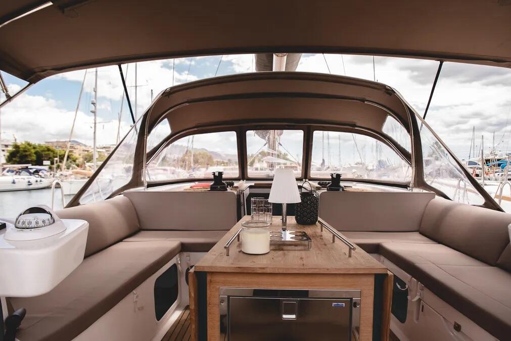 Sailing yacht 