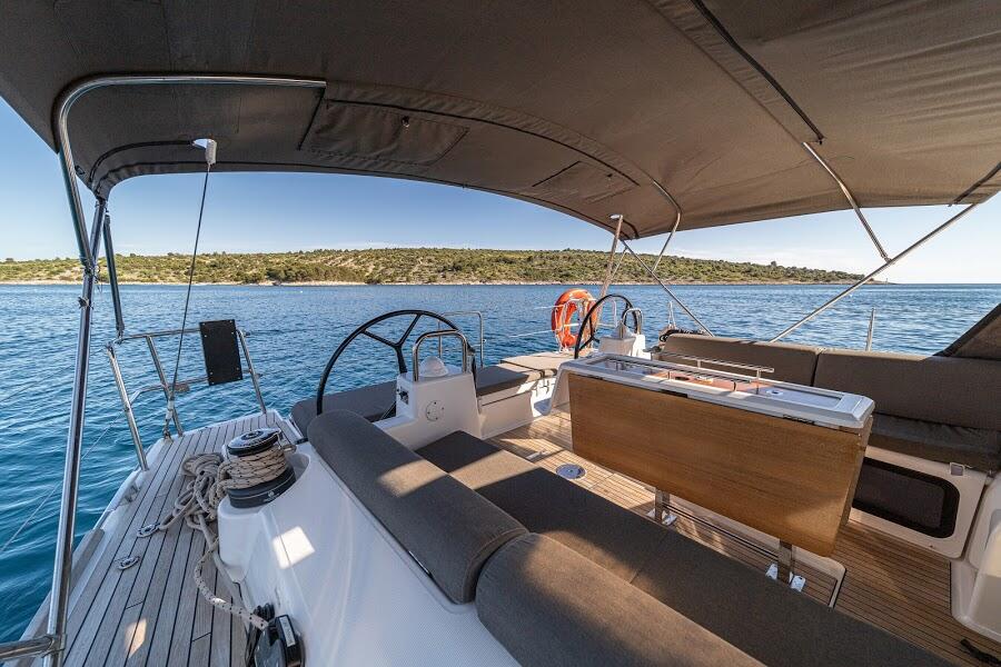 Sailing yacht 