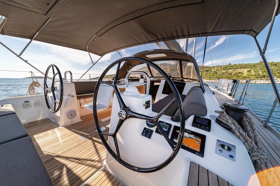 Sailing yacht 