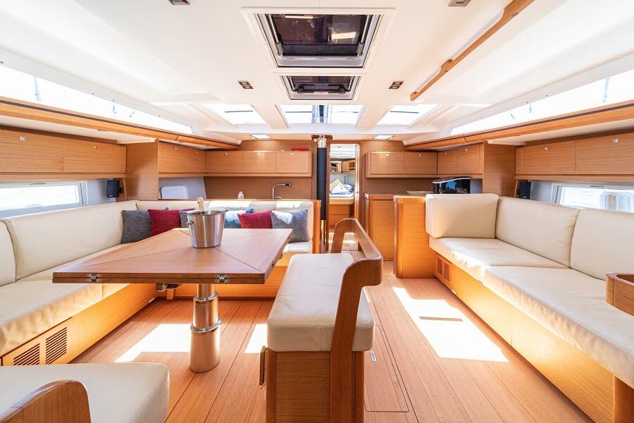 Sailing yacht 