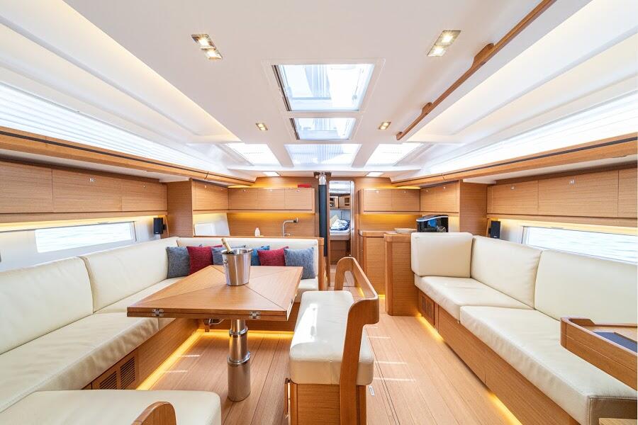 Sailing yacht 