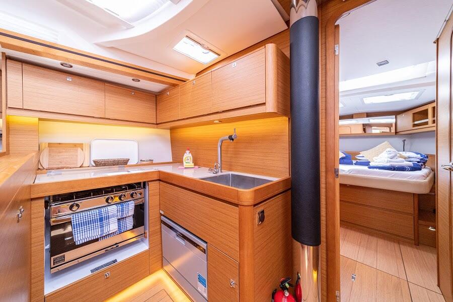 Sailing yacht 