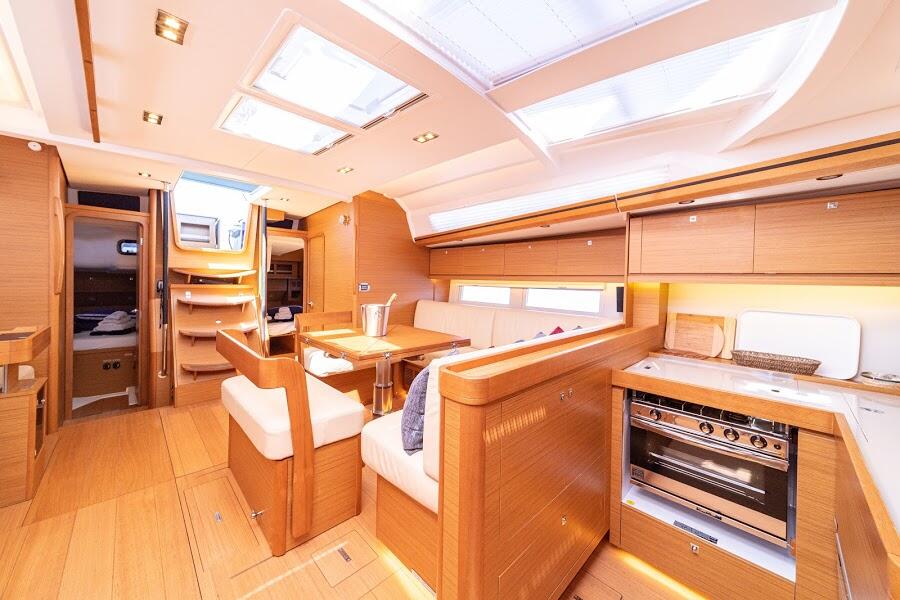 Sailing yacht 