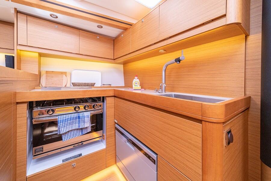 Sailing yacht 