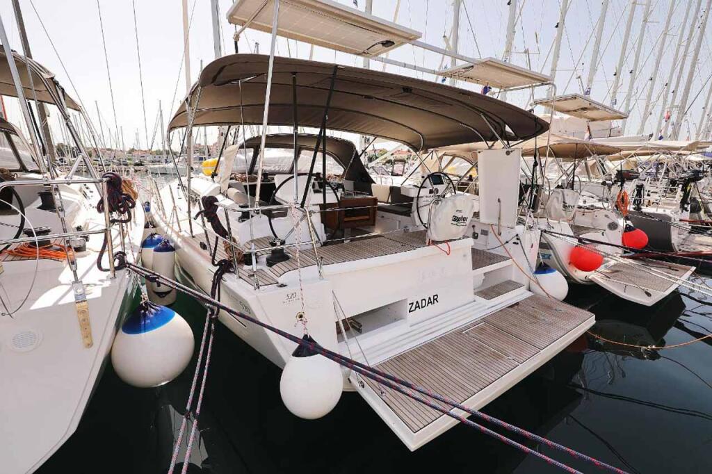 Sailing yacht 