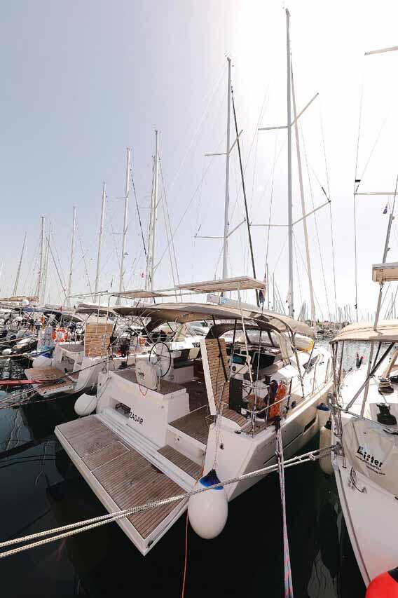 Sailing yacht 