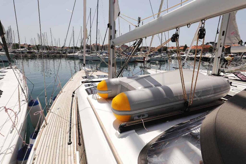 Sailing yacht 