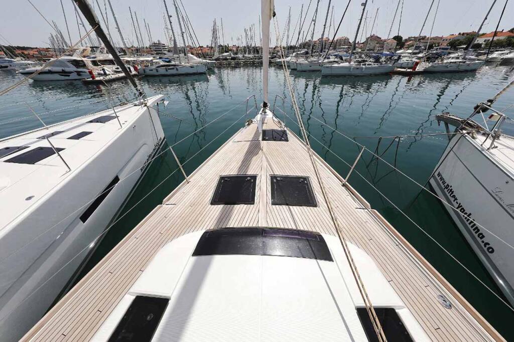 Sailing yacht 