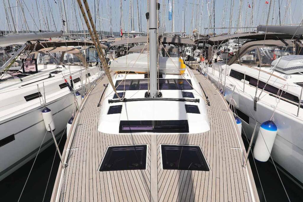 Sailing yacht 