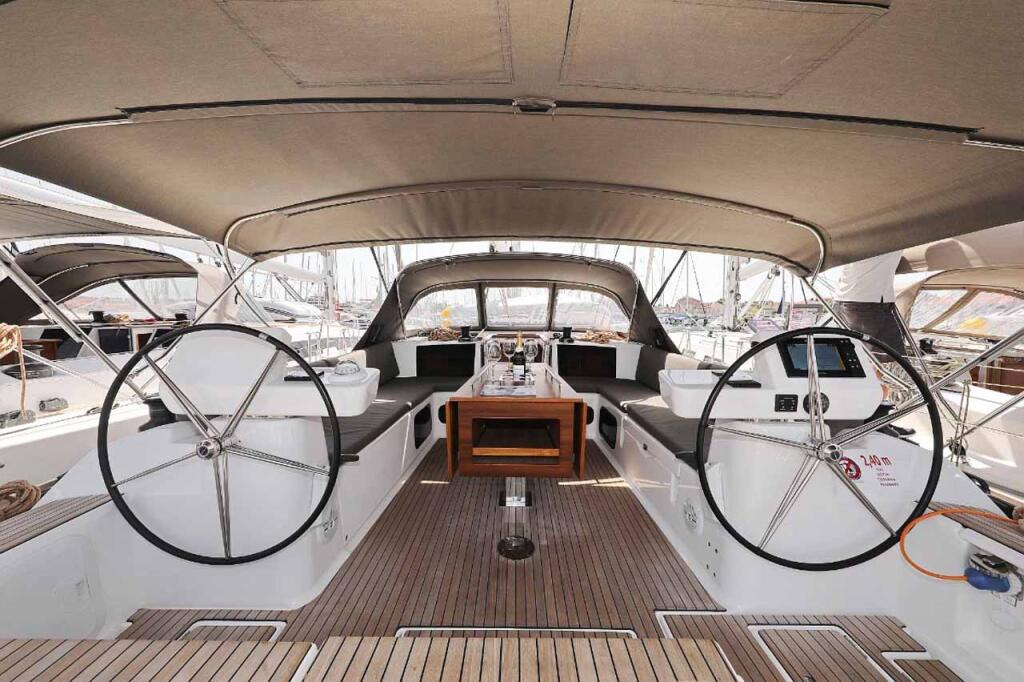 Sailing yacht 
