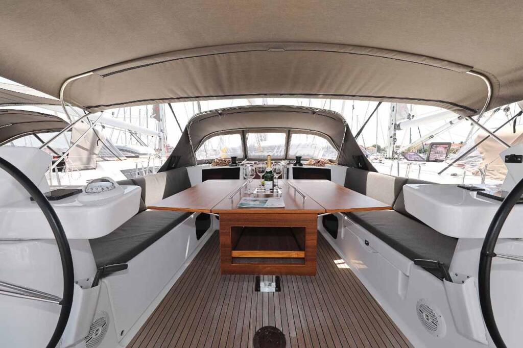 Sailing yacht 