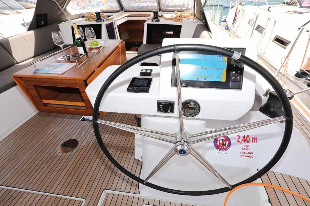 Sailing yacht 