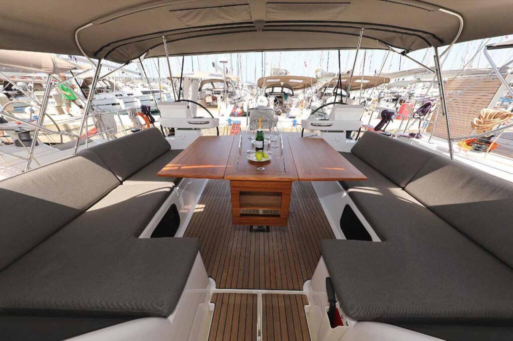Sailing yacht 