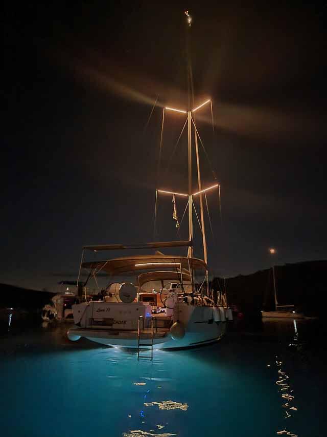 Sailing yacht 