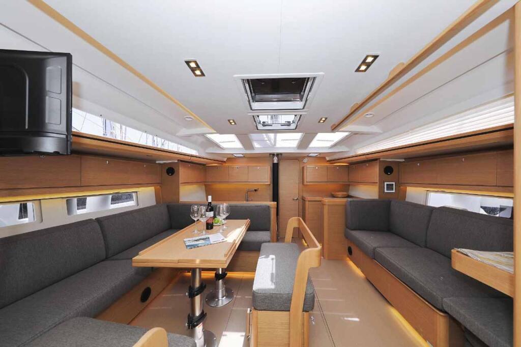 Sailing yacht 