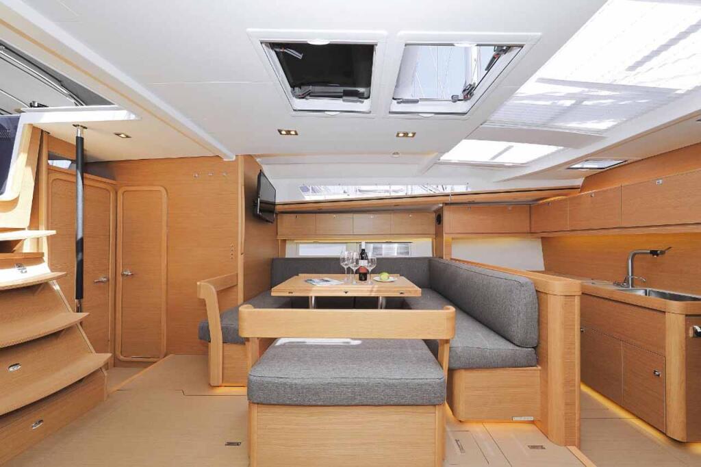 Sailing yacht 