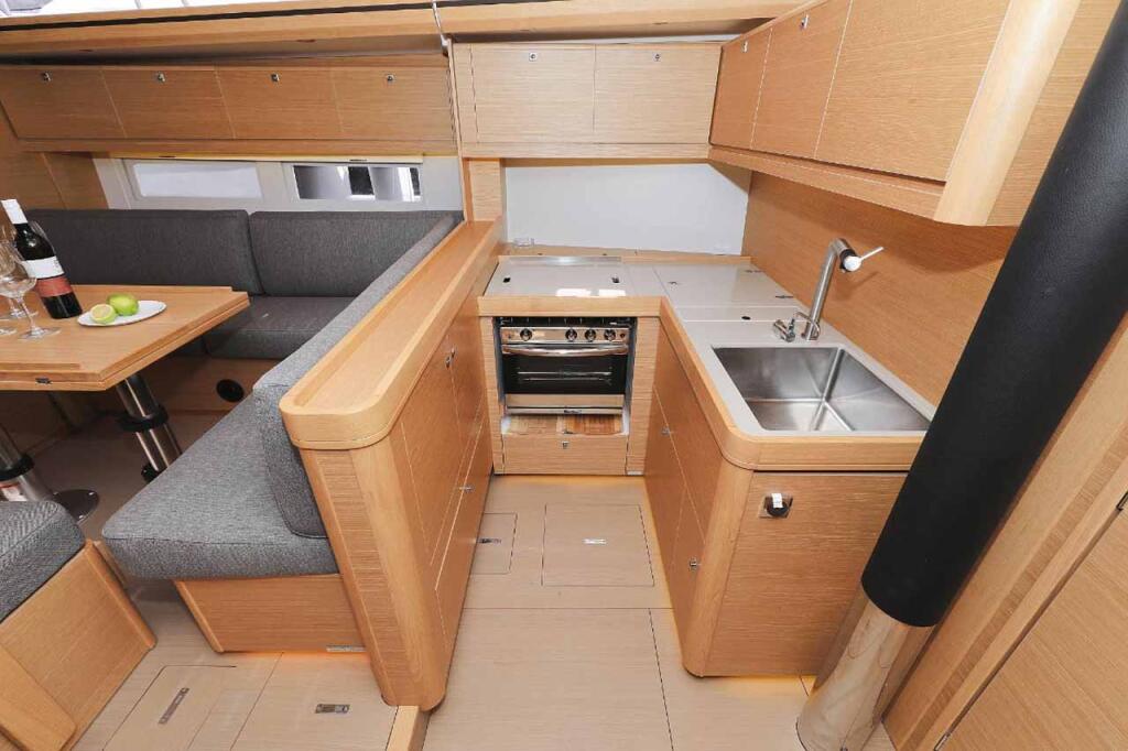 Sailing yacht 