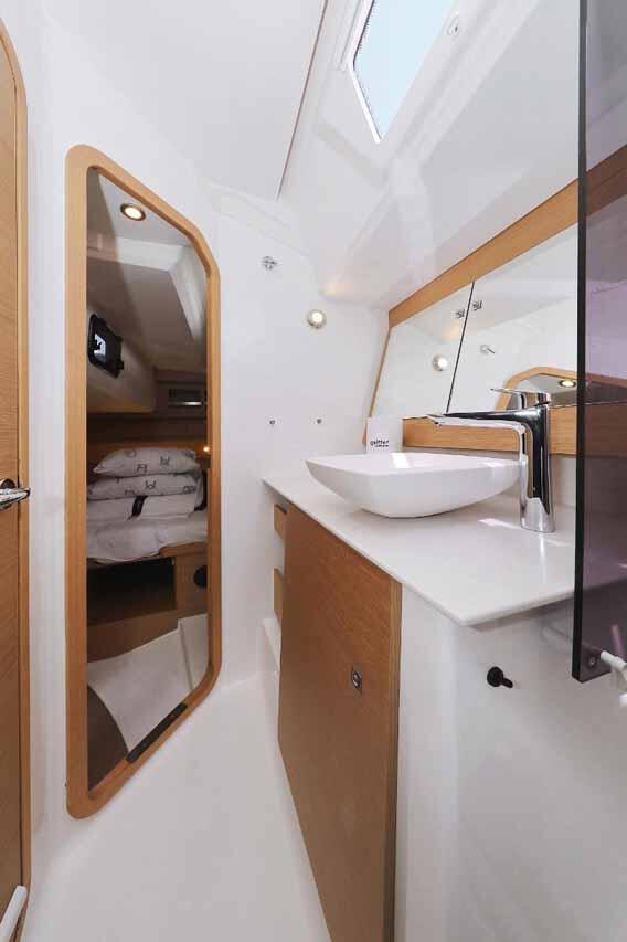 Sailing yacht 