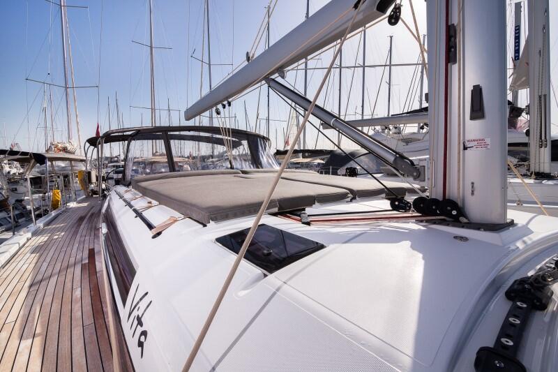 Sailing yacht 