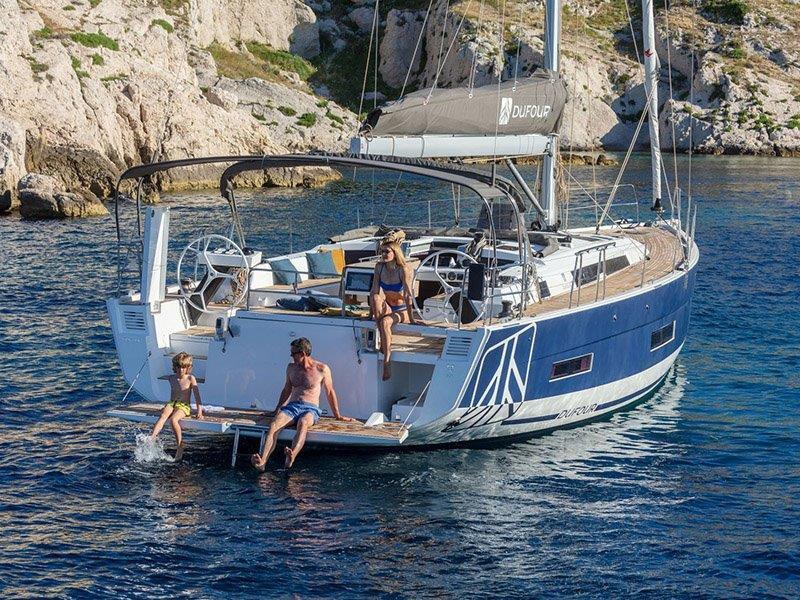 Sailing yacht 
