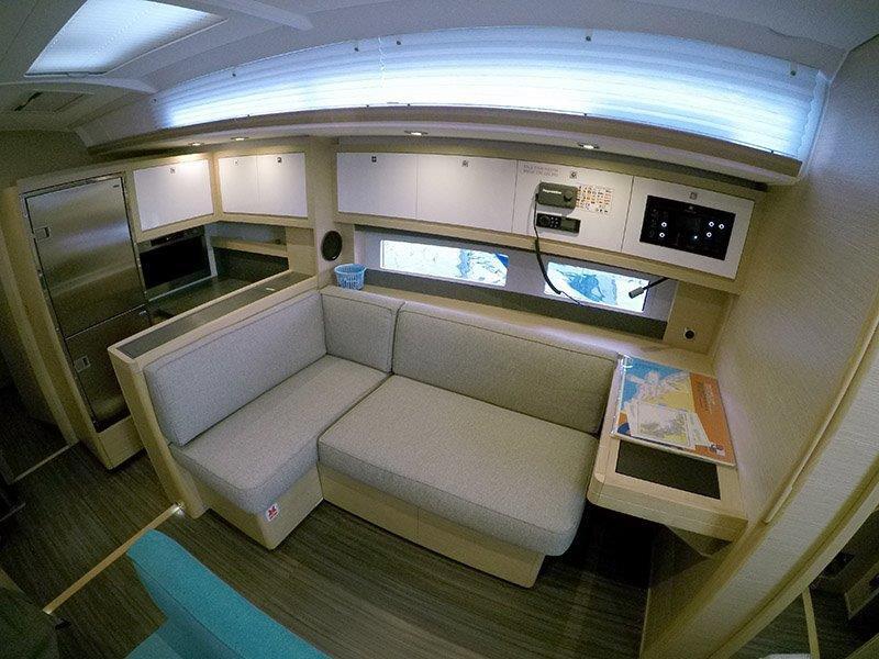 Sailing yacht 