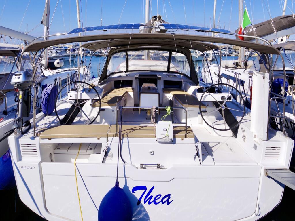 Sailing yacht 