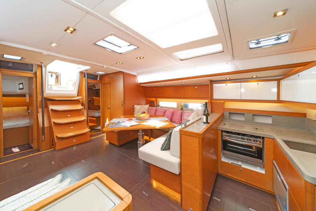 Sailing yacht 